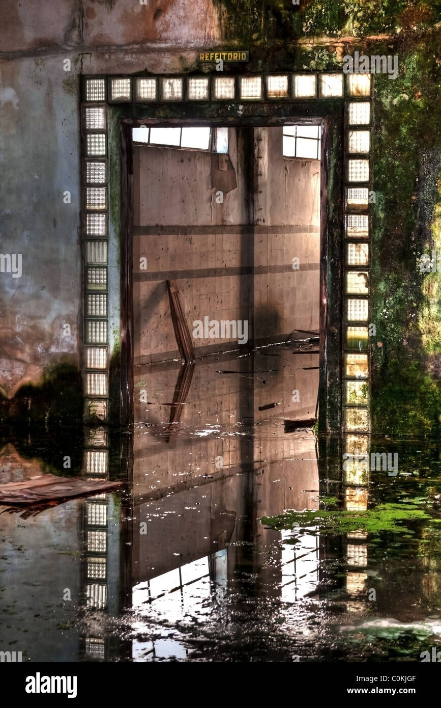 La porte de la cantine dans une usine abandonnée Banque D'Images