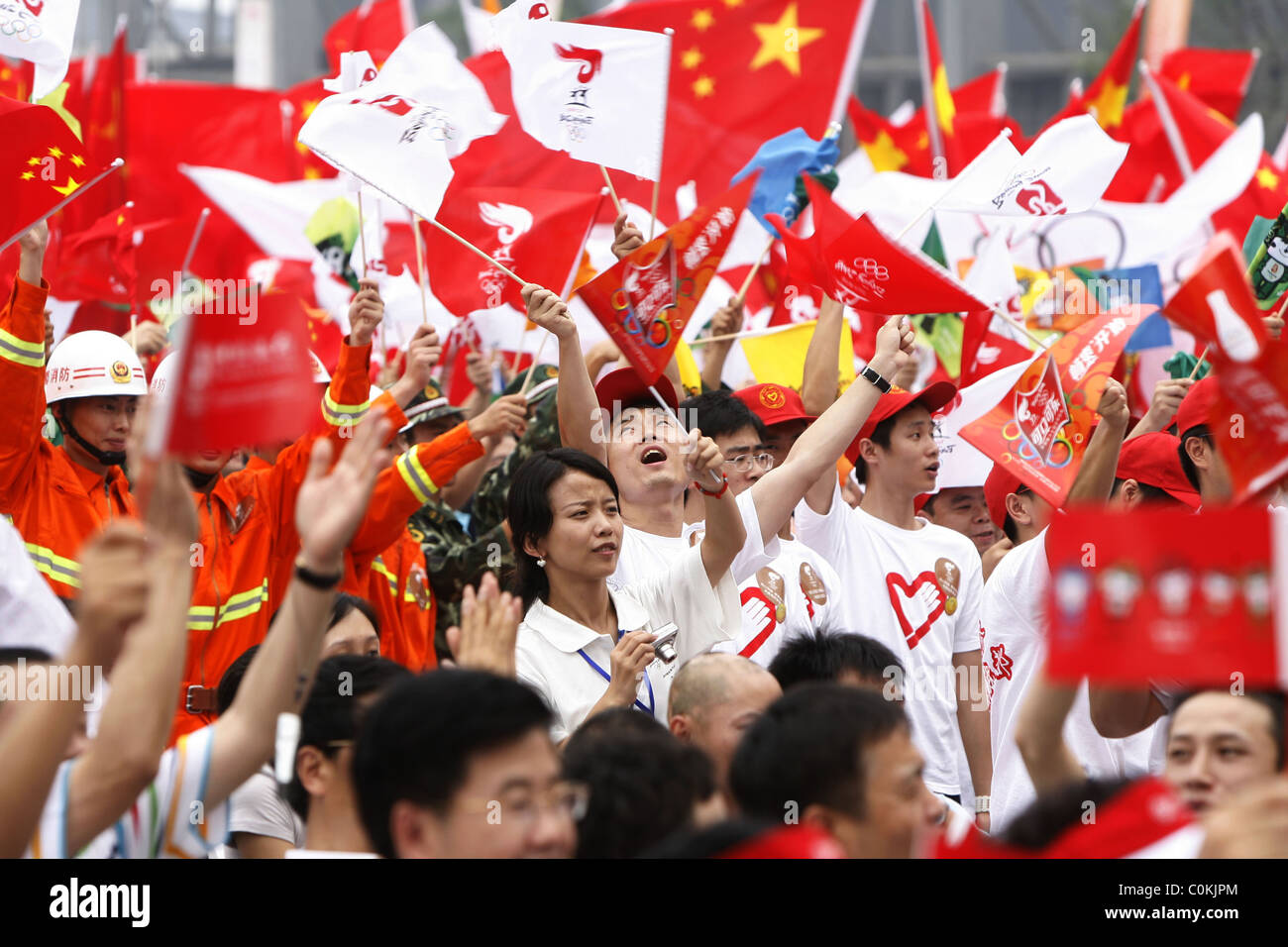 Panda géant pour effectuer les foules pendant le relais de la flamme olympique de Beijing en Chine, de Chegdu le 5 août 2008. Les trois jours Banque D'Images