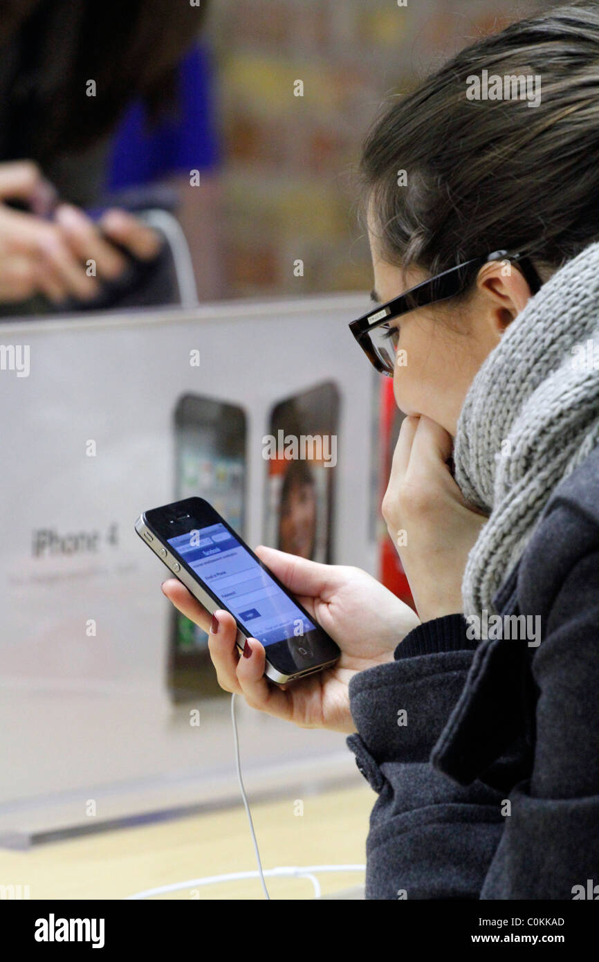 UK. L'ESSAI DE NOUVEAUX CLIENTS iPHONE DANS UN APPLE STORE À LONDRES MACINTOSH Banque D'Images