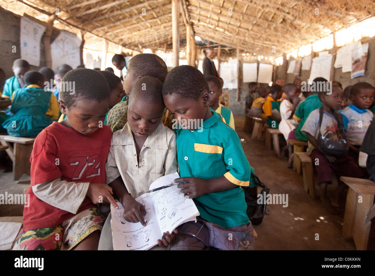 Les enfants apprennent à l'école dans une hutte d'herbe Dedza, Malawi, Afrique du Sud. Banque D'Images