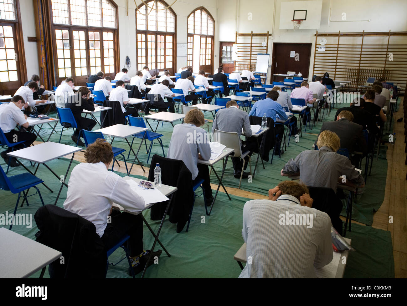 Les élèves remplissent une salle d'examen à prendre un examen GCSE à Maidstone Grammar school à Maidstone, Kent, Royaume-Uni Banque D'Images