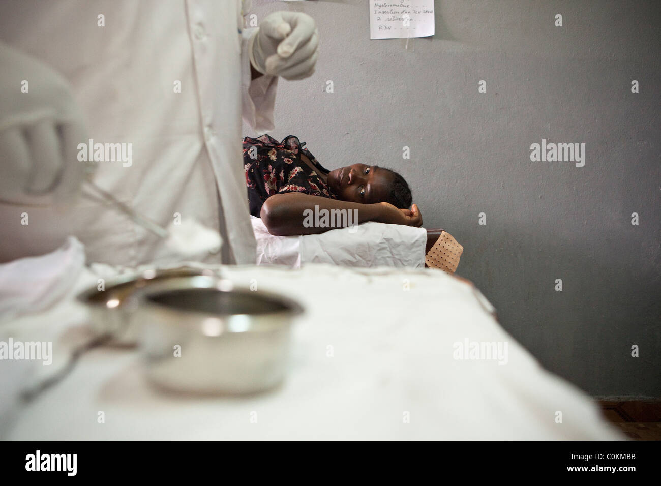 Une femme reçoit un implant hormonal (jadelle) à une clinique de santé génésique à Yaounde, Cameroun, Afrique de l'Ouest. Banque D'Images