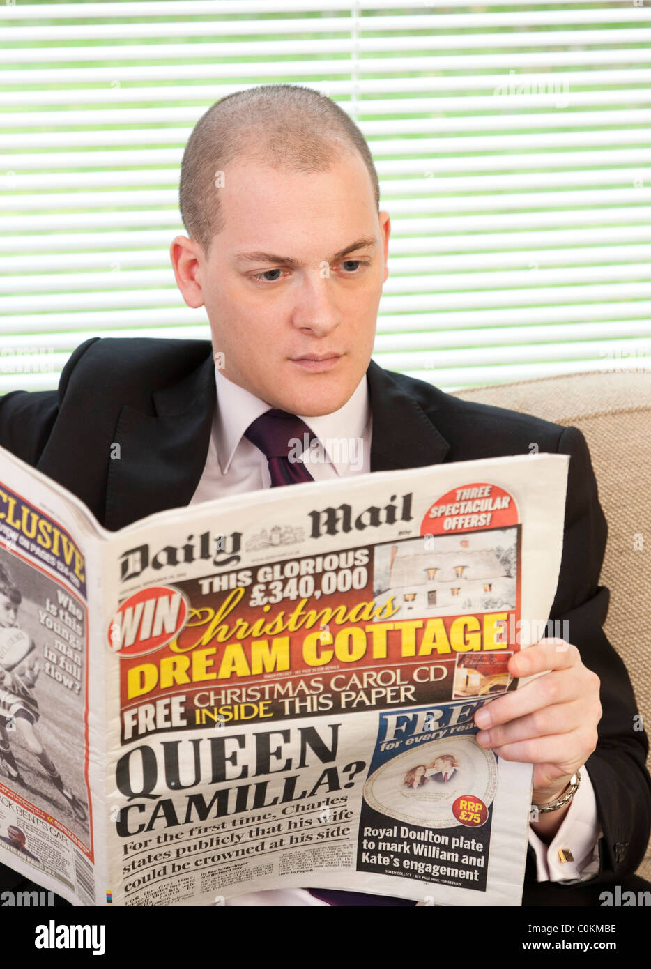 Daily Mail Man reading newspaper Banque D'Images