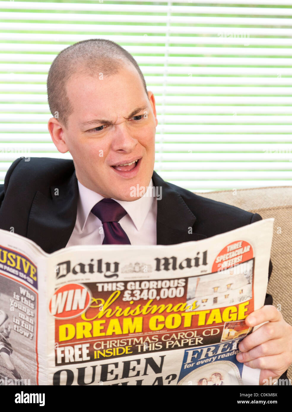 Daily Mail Man reading newspaper Banque D'Images