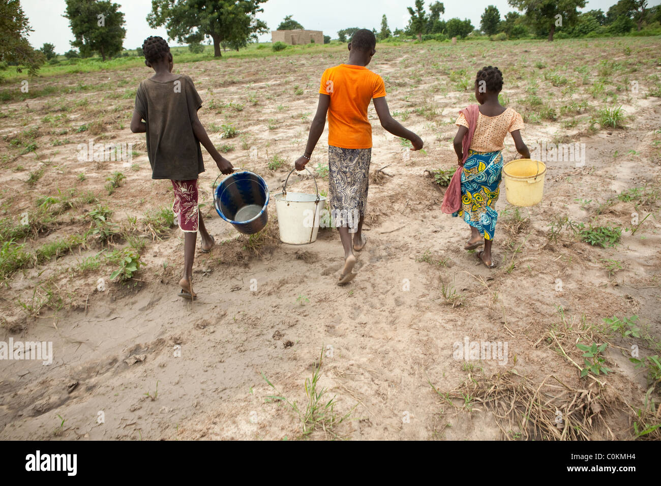 Pour aller chercher de l'eau dans un village bien à Safo, Mali, Afrique de l'Ouest. Banque D'Images