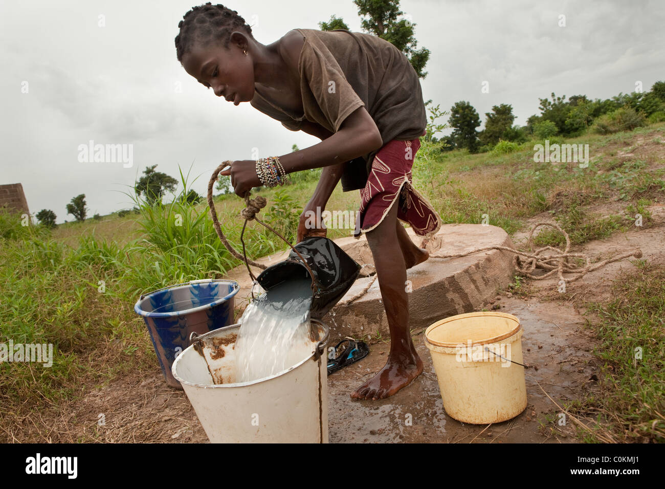 Pour aller chercher de l'eau dans un village bien à Safo, Mali, Afrique de l'Ouest. Banque D'Images