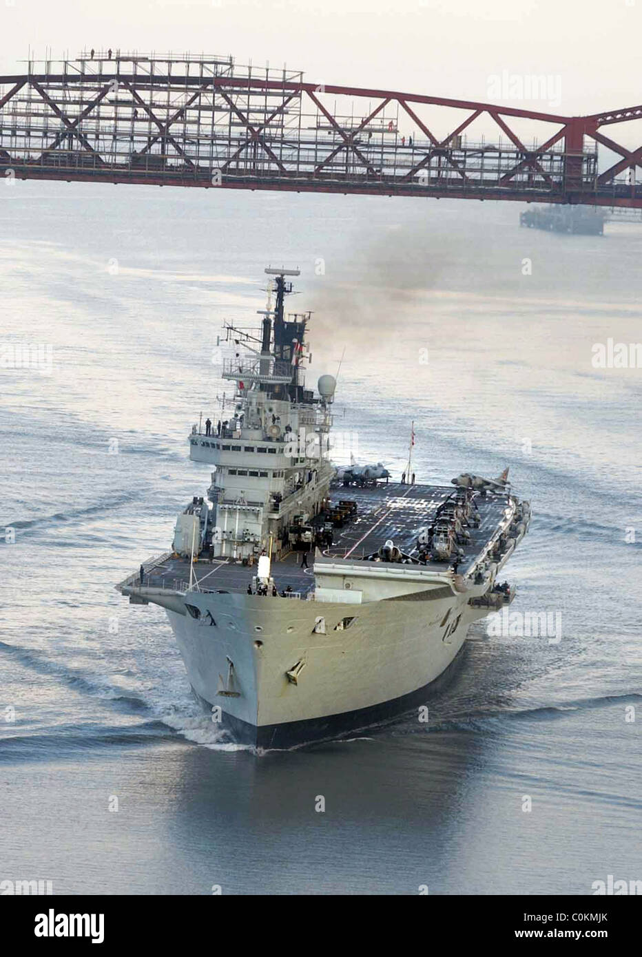 Le porte-avions HMS Ark Royal qui relèvent de la Forth Rail Bridge sur sa façon de Rosyth. cour dock Banque D'Images