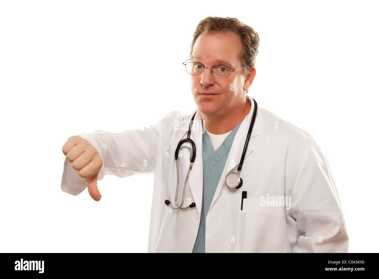 Médecin homme donnant le signe de pouce vers le bas avec sa main isolé sur un fond blanc. Banque D'Images