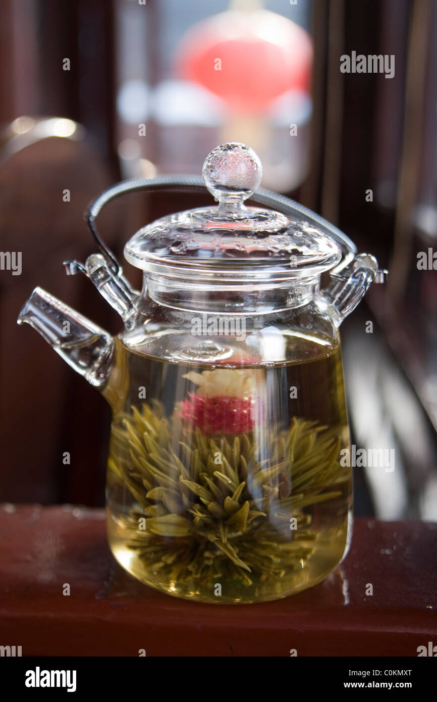 Pot de thé avec une fleur de lotus à l'intérieur. Lanterne Rouge en arrière-plan Banque D'Images