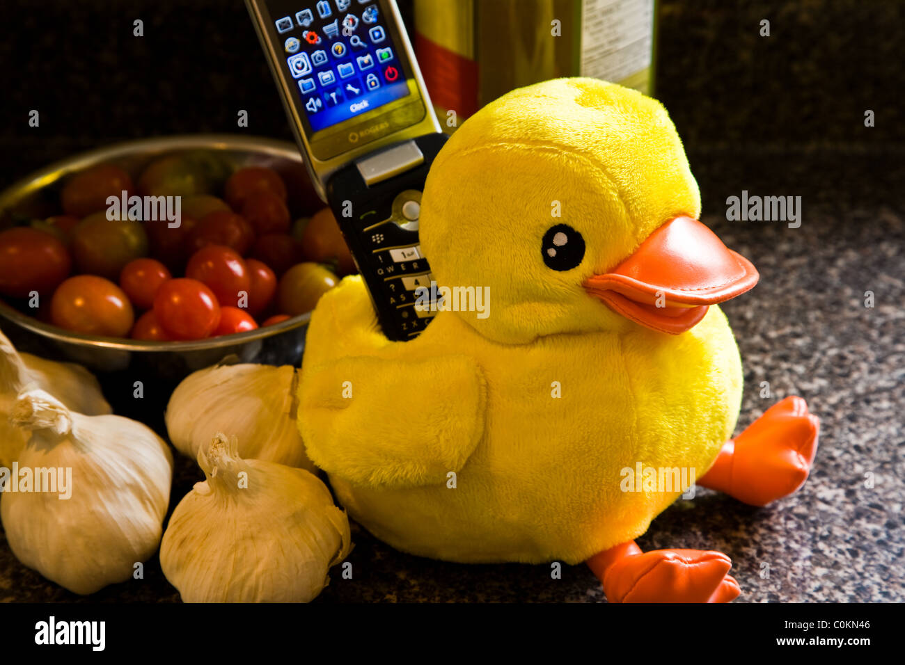 Un canard jaune avec une poche de tenir un téléphone mobile Banque D'Images