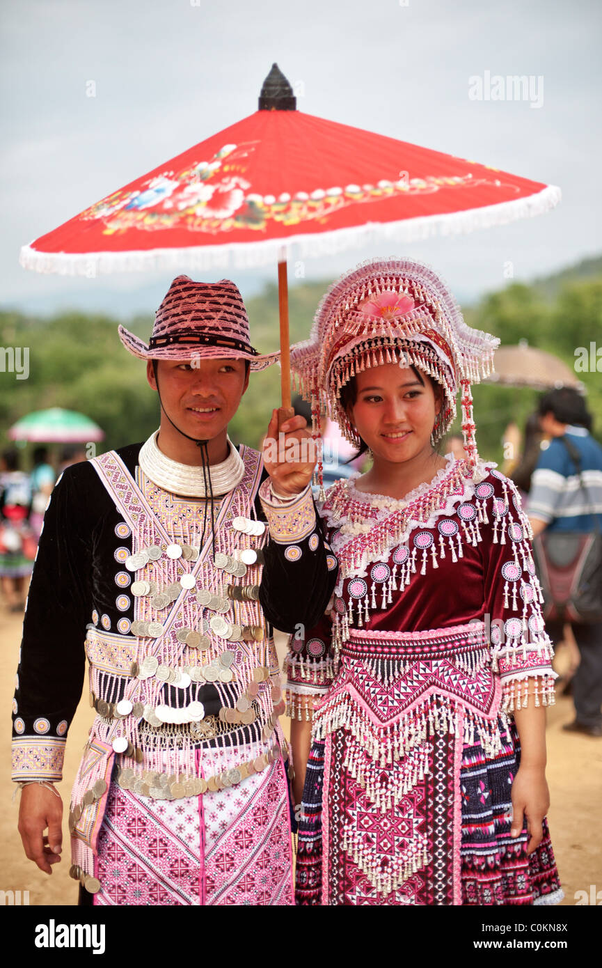 Jeune couple Hmong à une nouvelle année festival à Hung Saew village, Chiang Mai, Thaïlande. Banque D'Images