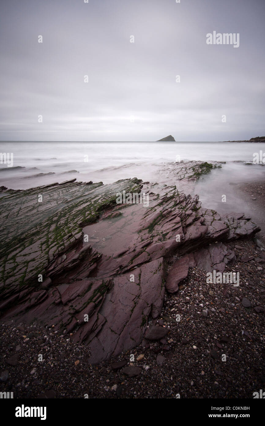 Une longue exposition montrant le flou de déplacement des vagues à wembury beach Banque D'Images