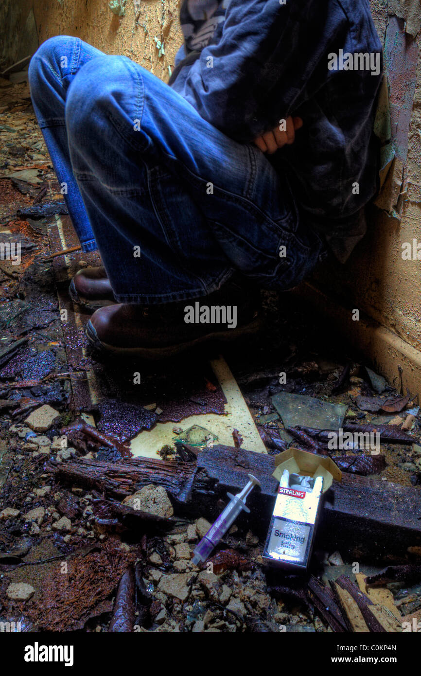 Consommateur de drogue, abuser dans le den se hant seul dans le bâtiment abandonné, abus de substance, prise de drogue, abus de drogue, crack cocaïne, dden de drogue, consommation de drogue, crack Banque D'Images