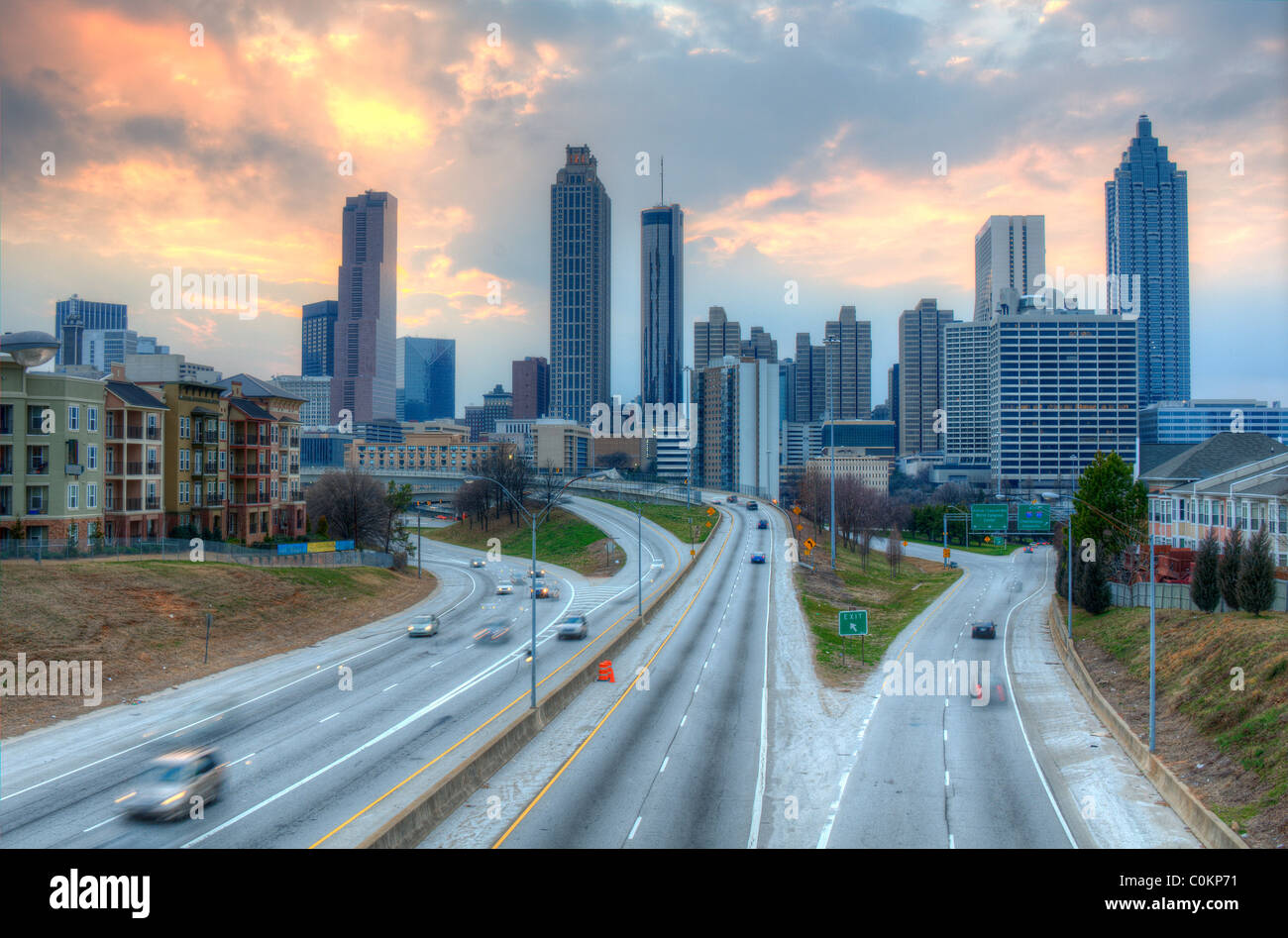 La Skyline d'Atlanta (Géorgie) au-dessus de la promenade de la Liberté en fin d'après-midi. Banque D'Images