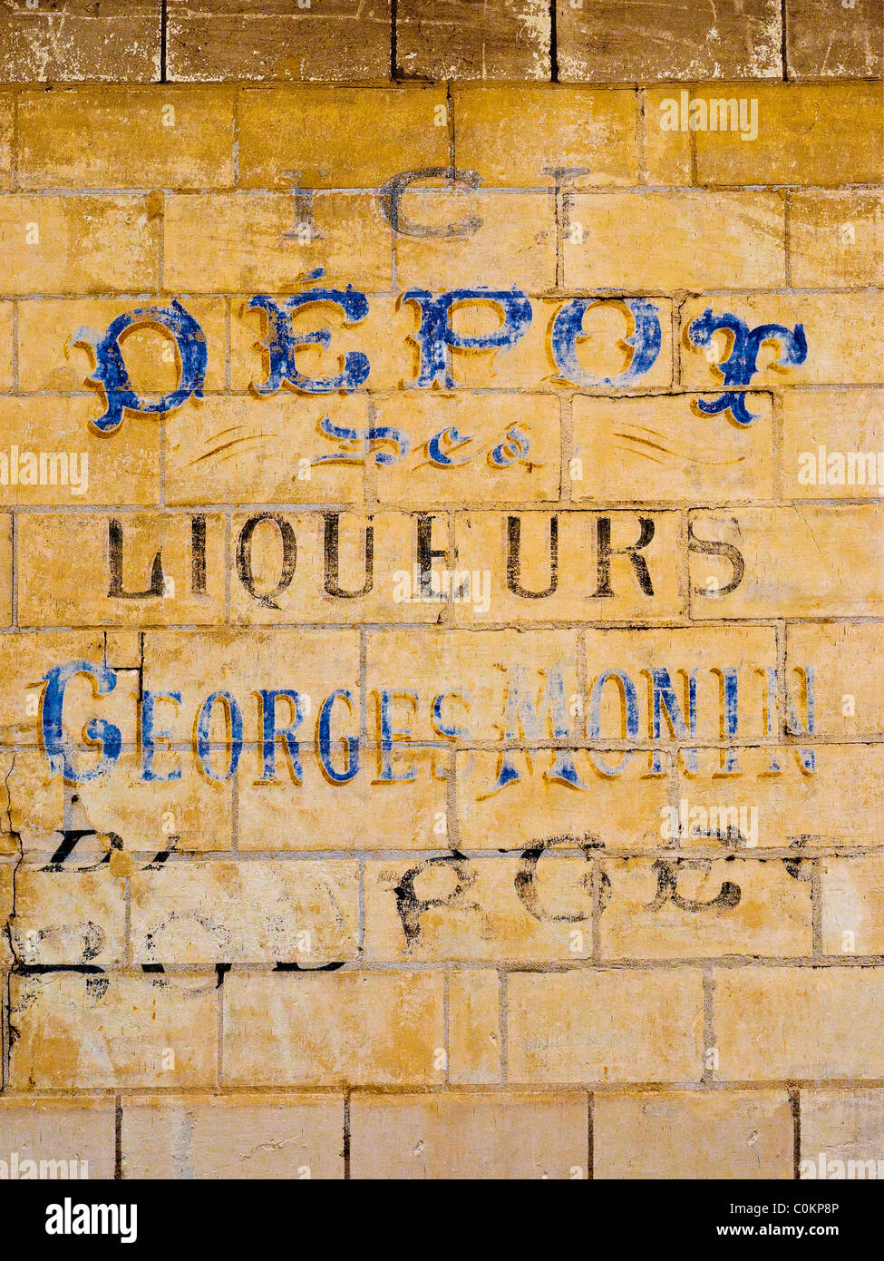 La main a peint 'Ici Dépot des liqueurs' affiche murale - France. Banque D'Images La main a peint 'Ici Dépot des liqueurs' affiche murale - France. Banque D'Images