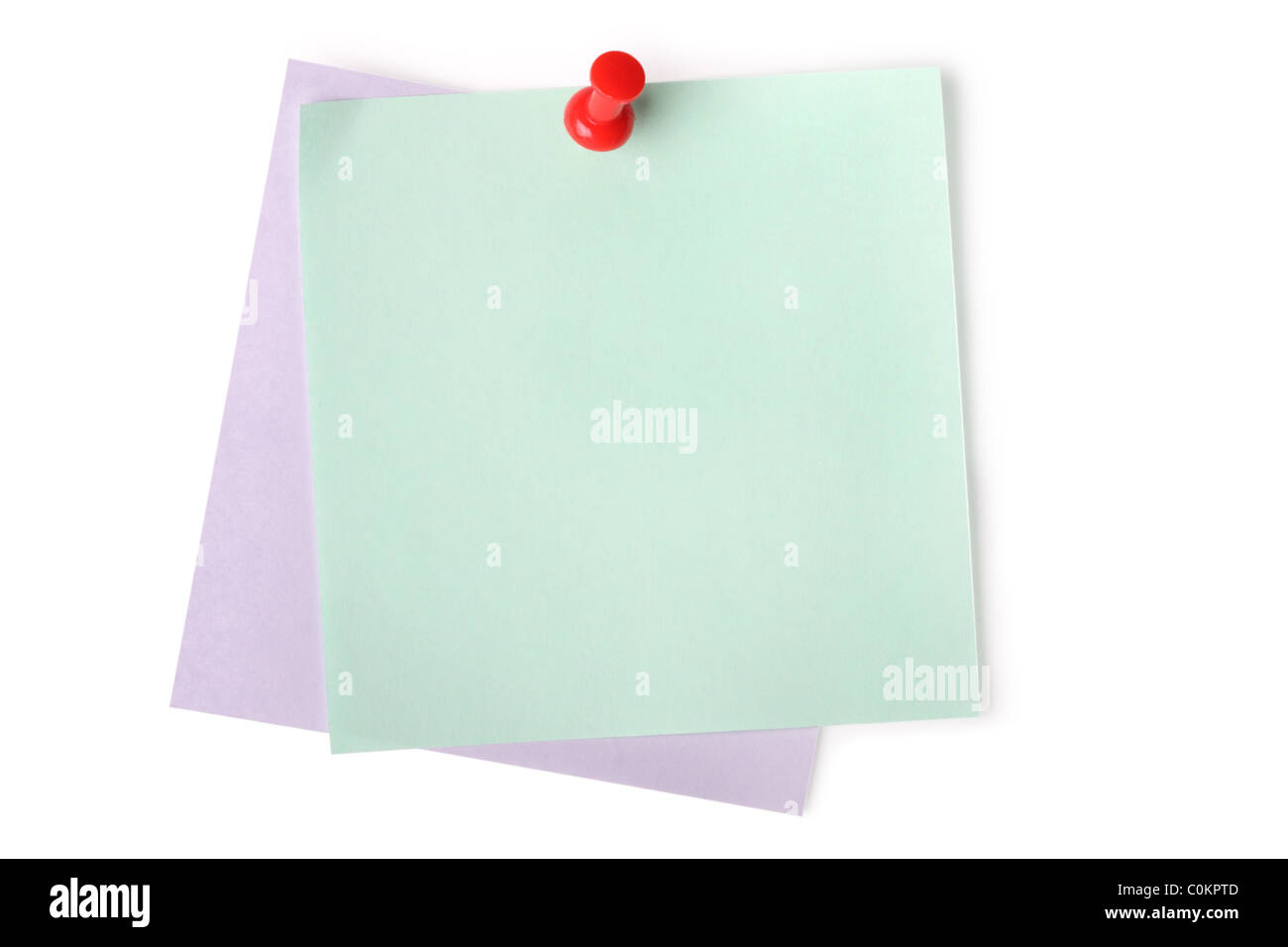 Notes de papier vierge avec punaise rouge isolé sur blanc (à l'ombre légère) Banque D'Images