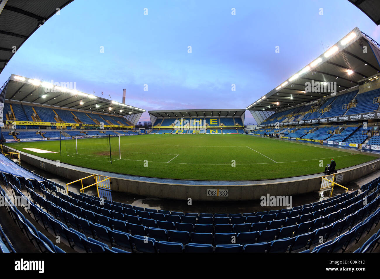 Vue à l'intérieur de l'Den Stadium (anciennement connu sous le nom de la nouvelle Den), Londres. Accueil de Millwall Football Club Banque D'Images