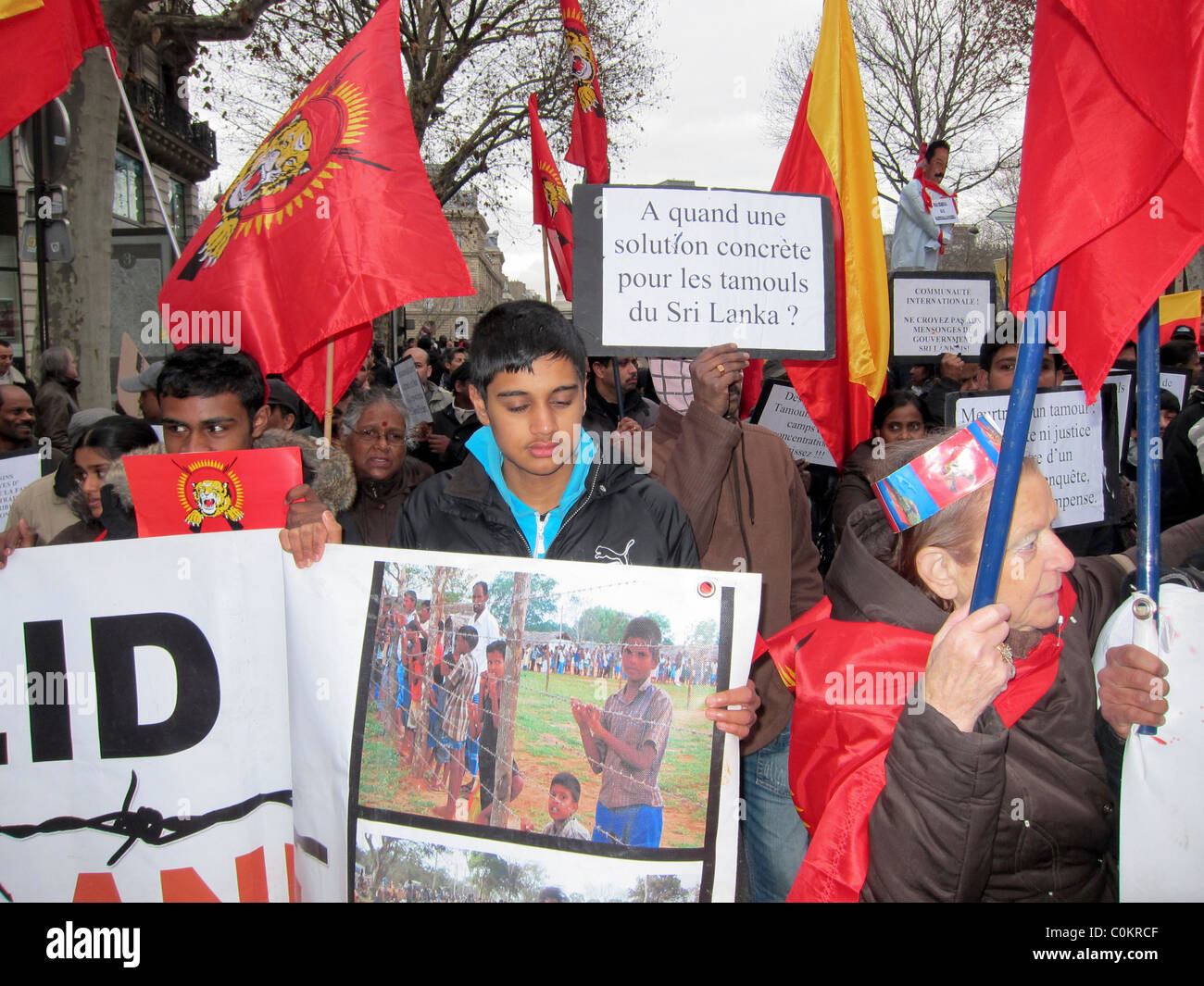 Paris, France, Tamouls du Sri Lanka (ஈழத் தமிழர் ) Manifestation contre le gouvernement du Sri Lanka, les adolescents tenant pancartes on Street Banque D'Images