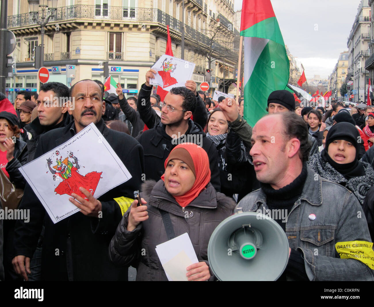 Paris, France, manifestation de foule dans la rue, en soutien de la manifestation du Printemps arabe, femmes voilées, musulmans protestant, femme alian et printemps arabe de rue, politique, femme dans le hajib Banque D'Images