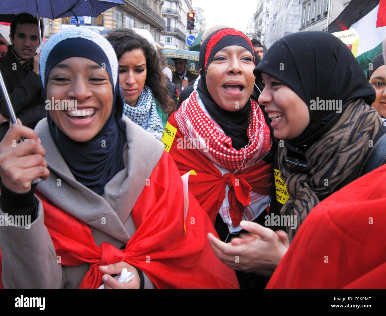 Paris, France, Libye démonstration, en soutien à la révolution libyenne,  arabe voilé femmes riant dans la rue surpeuplée mouvement du Printemps  arabe famille de migrants, hijab, FEMMES DANS LA FOULE, différentes cultures