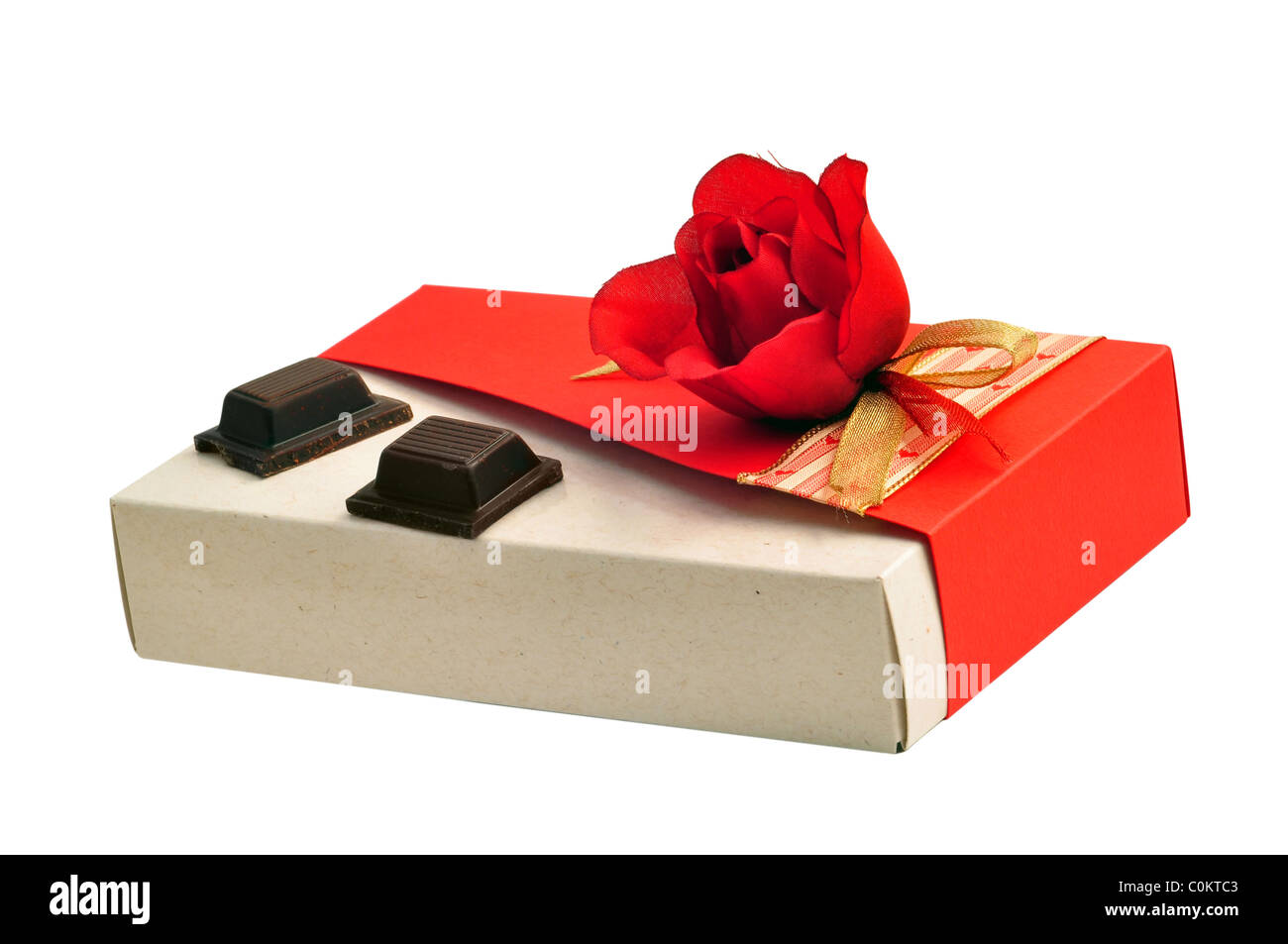 Valentine's day gift : tissu rose rouge boîte cadeau en carton recyclé avec deux morceaux de chocolat délicieux Banque D'Images