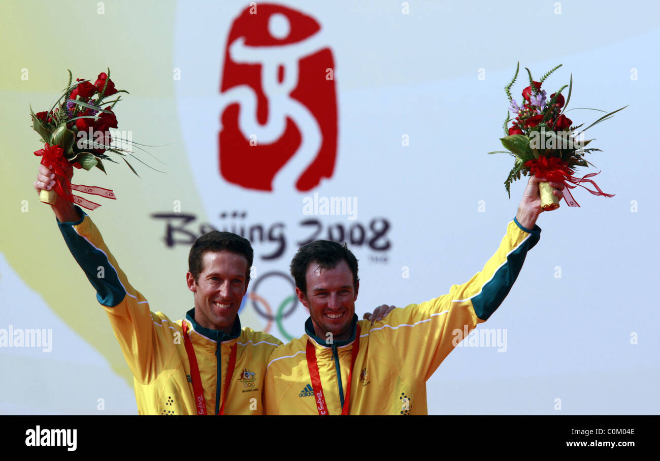 Nathan Wilmot et Malcolm Page d'Australie célèbrent leur médaille d'or chez les hommes 470 Qingdao, Chine - 18.08.08 ** ** Banque D'Images