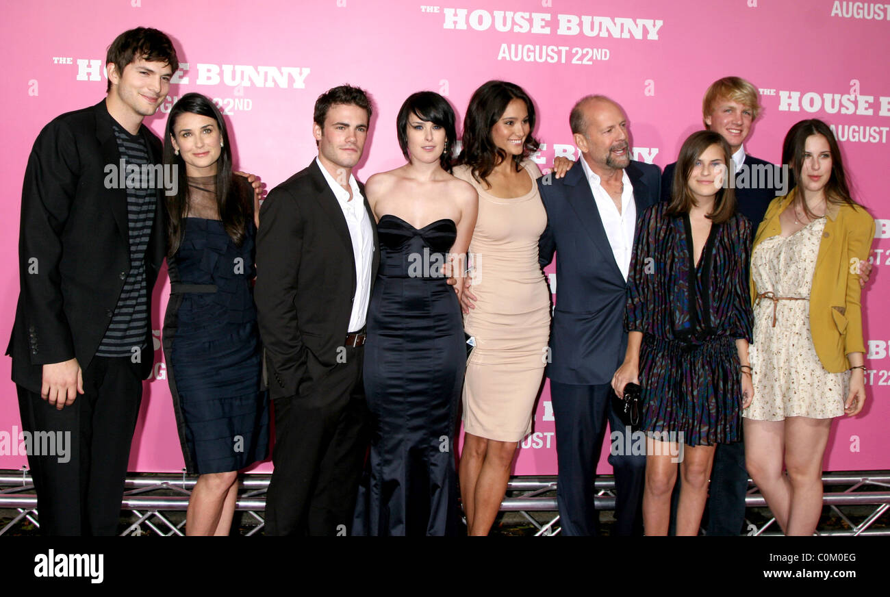 Ashton Kutcher, Demi Moore, Rumer Willis, Guest, Emma Heming, Bruce Willis, Tallulah Willis et Willis Scout première de "La Banque D'Images