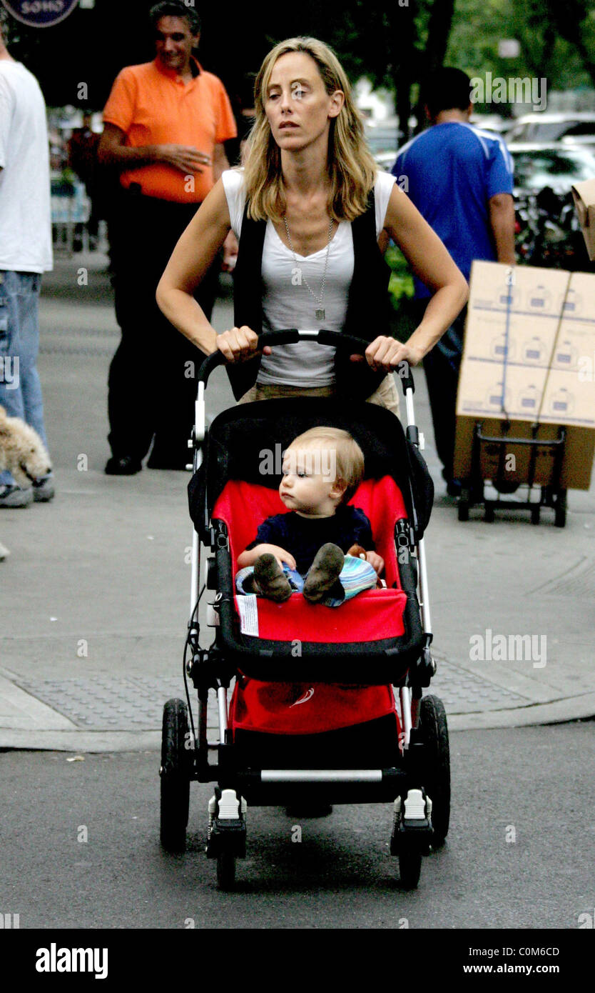 L'actrice Kim Raver prend son bébé garçon Léon Boyer pour une promenade  dans Manhattan New York, USA - 13.09.08 Anthony Dixon Photo Stock - Alamy
