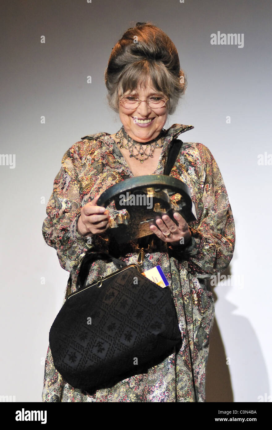 Kristiane Kubrik, veuve de Stanley Kubrik, acceptant les Sitges Film Festival 'Time Machine' Prix au nom de son défunt Banque D'Images