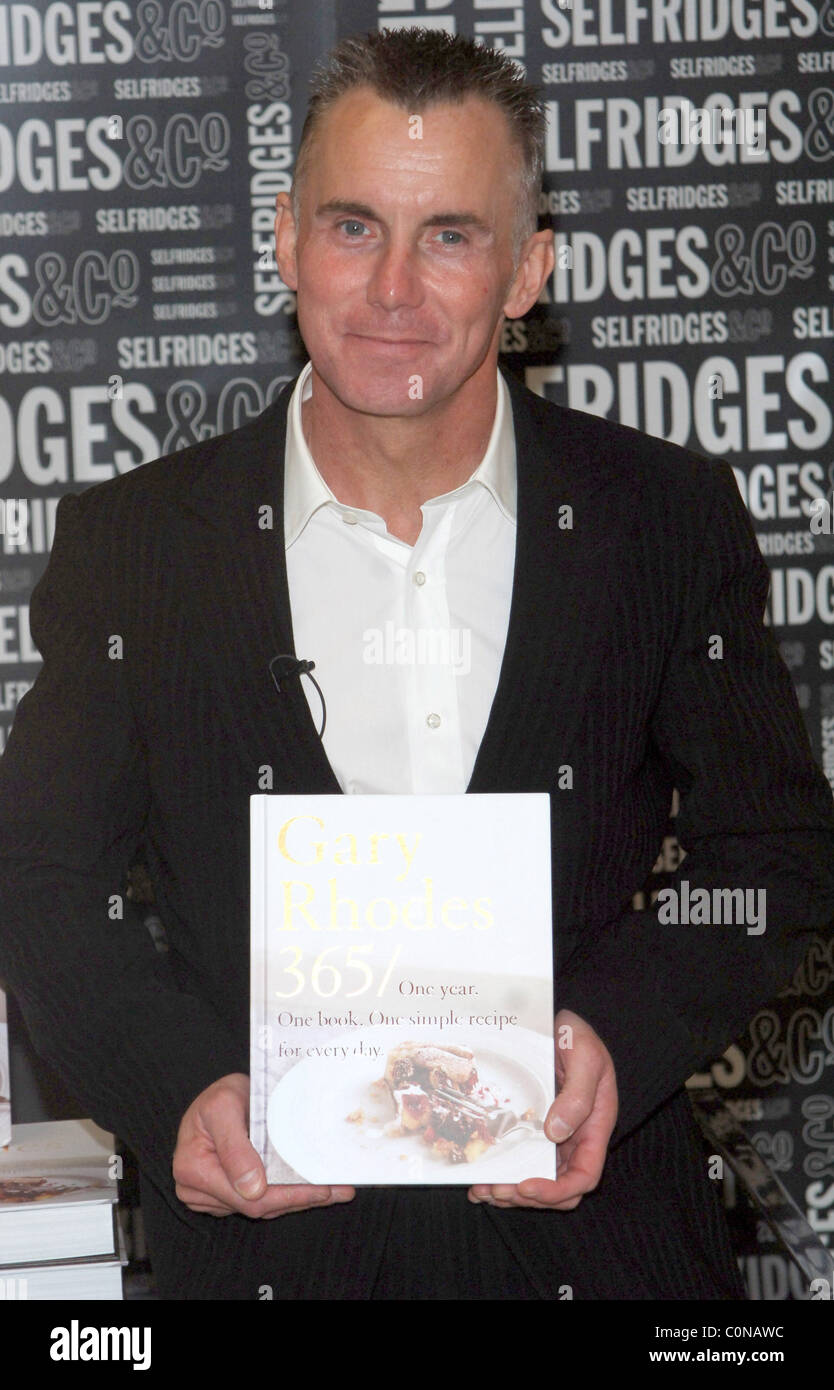 Gary Rhodes signe des copies de son nouveau livre de cuisine au grand magasin Selfridges Foyles à Londres, Angleterre - 28.09.08 cession Vince Banque D'Images