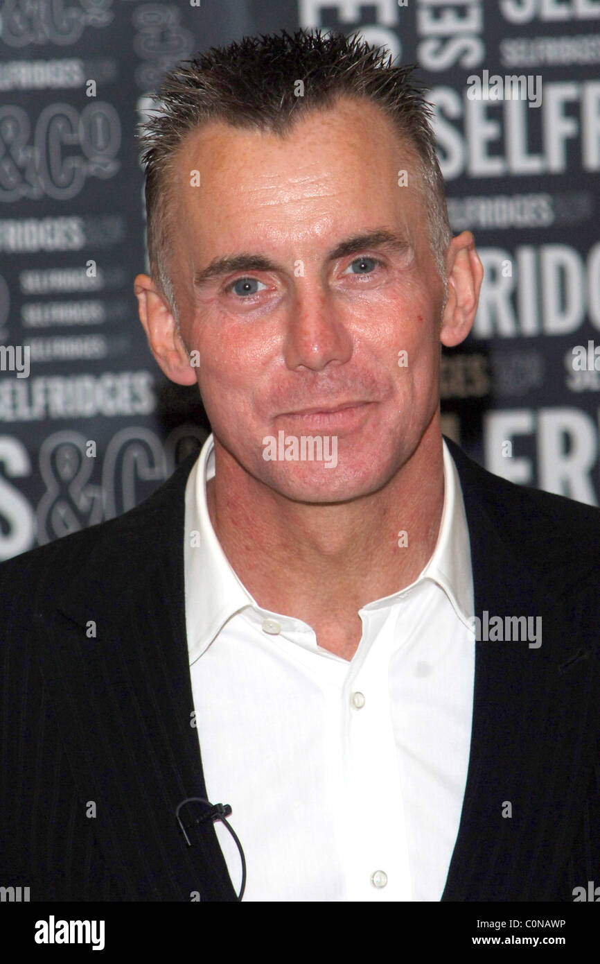 Gary Rhodes signe des copies de son nouveau livre de cuisine au grand magasin Selfridges Foyles à Londres, Angleterre - 28.09.08 cession Vince Banque D'Images