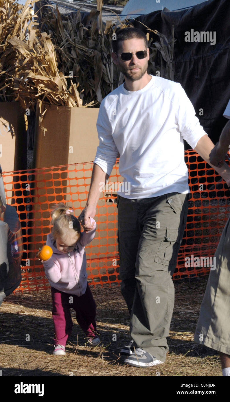 Tobey Maguire et sa fille rubis à Citrouille à West Hollywood. Californie, USA - 11.10.08 Banque D'Images