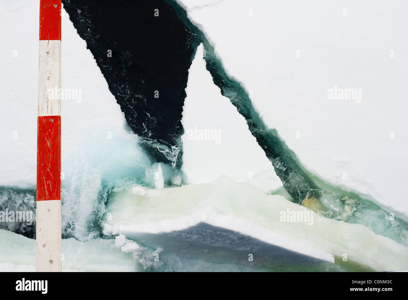 La glace de mer se brise en morceaux comme notre navire passe bien qu'elle. Le rouge blanc plank donne une indication de l'épaisseur de la glace de mer Banque D'Images