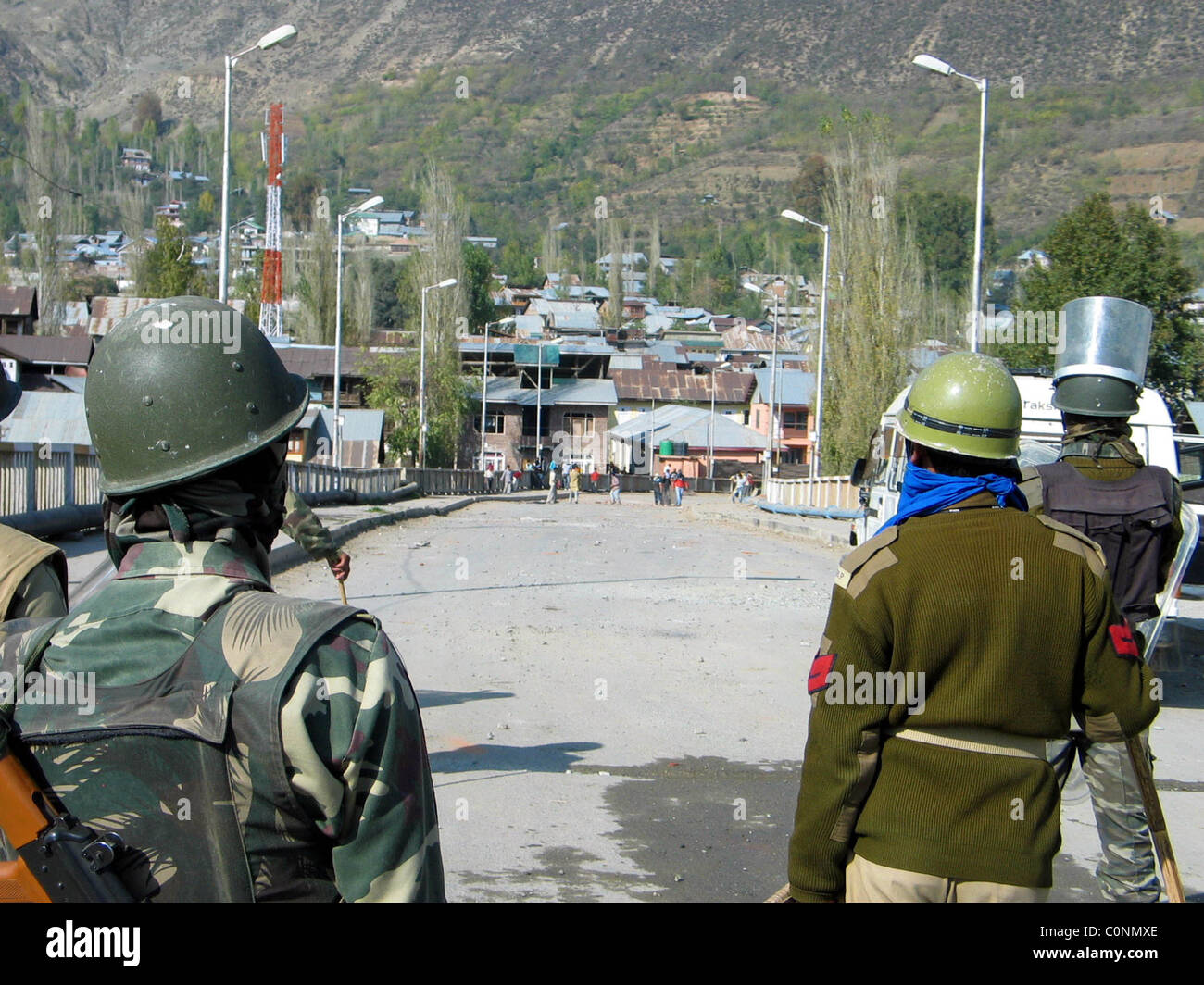 Un couvre-feu est imposé entre Srinagar et Barahmulla quand force paramilitaire indien a ouvert le feu sur des protestataires qui manifestaient dans Banque D'Images