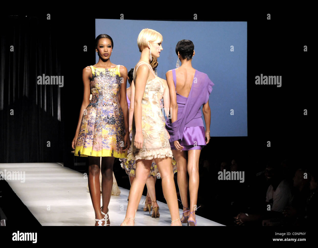 Modèles Le Thurgood Marshall college fund 3e rangée avant fashion show qui célèbre l'esprit d'innovation en Banque D'Images