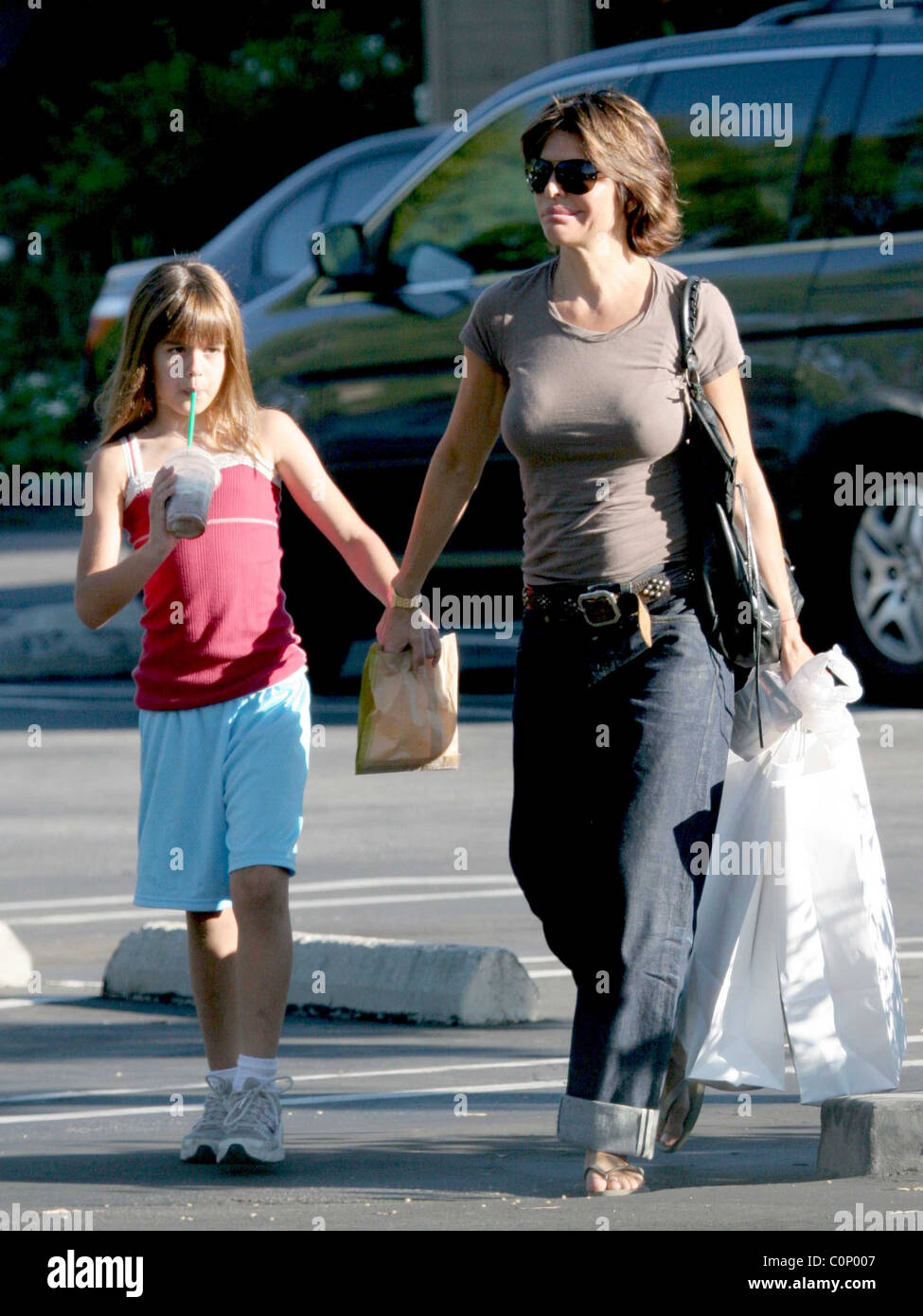 Lisa Rinna et sa fille Amelia Hamlin passent du temps de qualité ensemble  shopping au Beverly Glen Center à Bel Air Los Photo Stock - Alamy