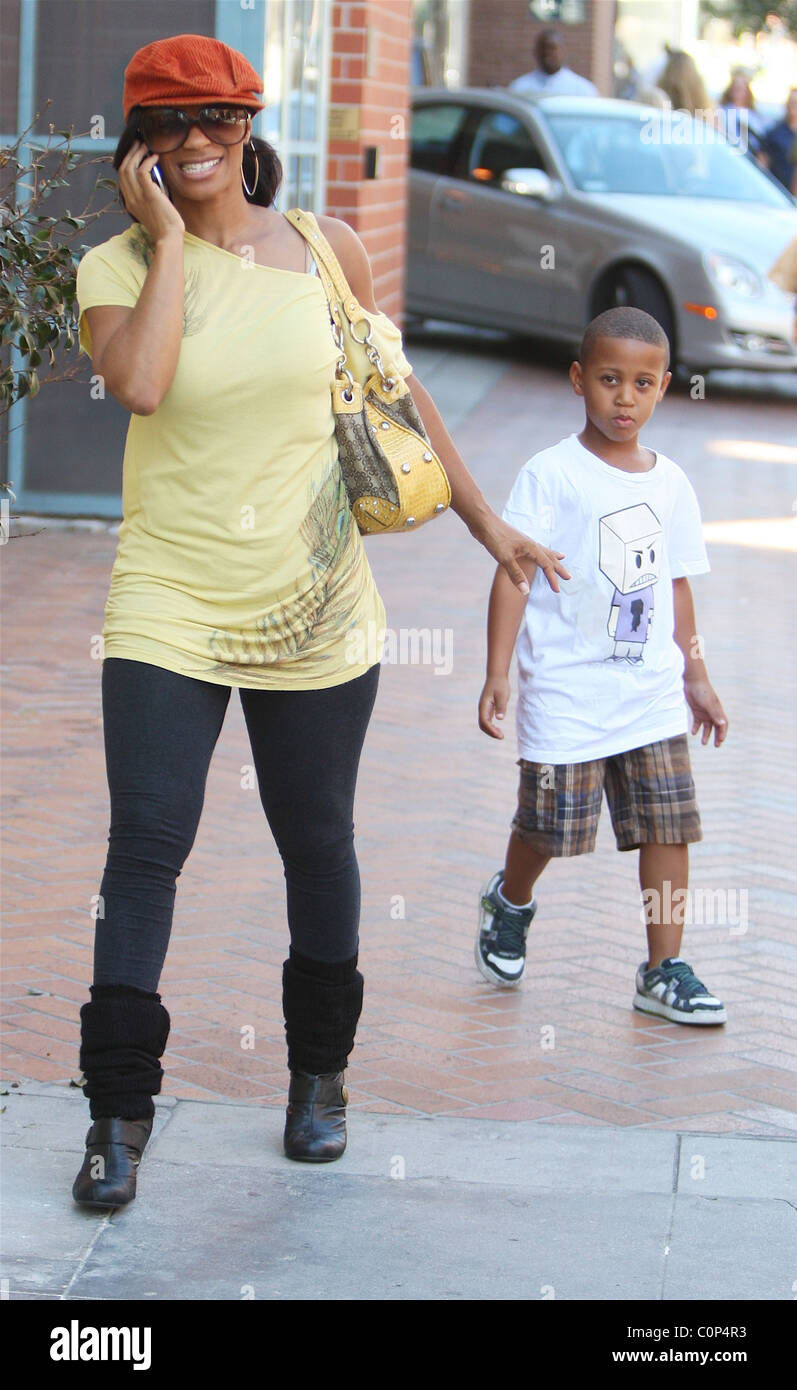 Anika Noni Rose de 'Dreamgirls' et son fils visiter une banque à Los Angeles, CA - 22.10.08 /Apega/Agent47 Banque D'Images