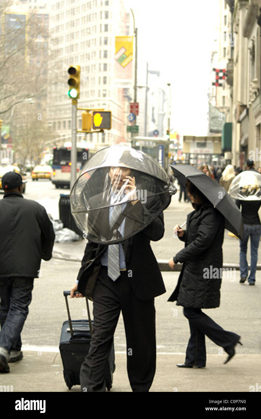 NICE BROLLY INVENTION ! La dernière innovation en matière de technologie de  pointe, le parapluie Nubrella, peut être la solution à tous Photo Stock -  Alamy