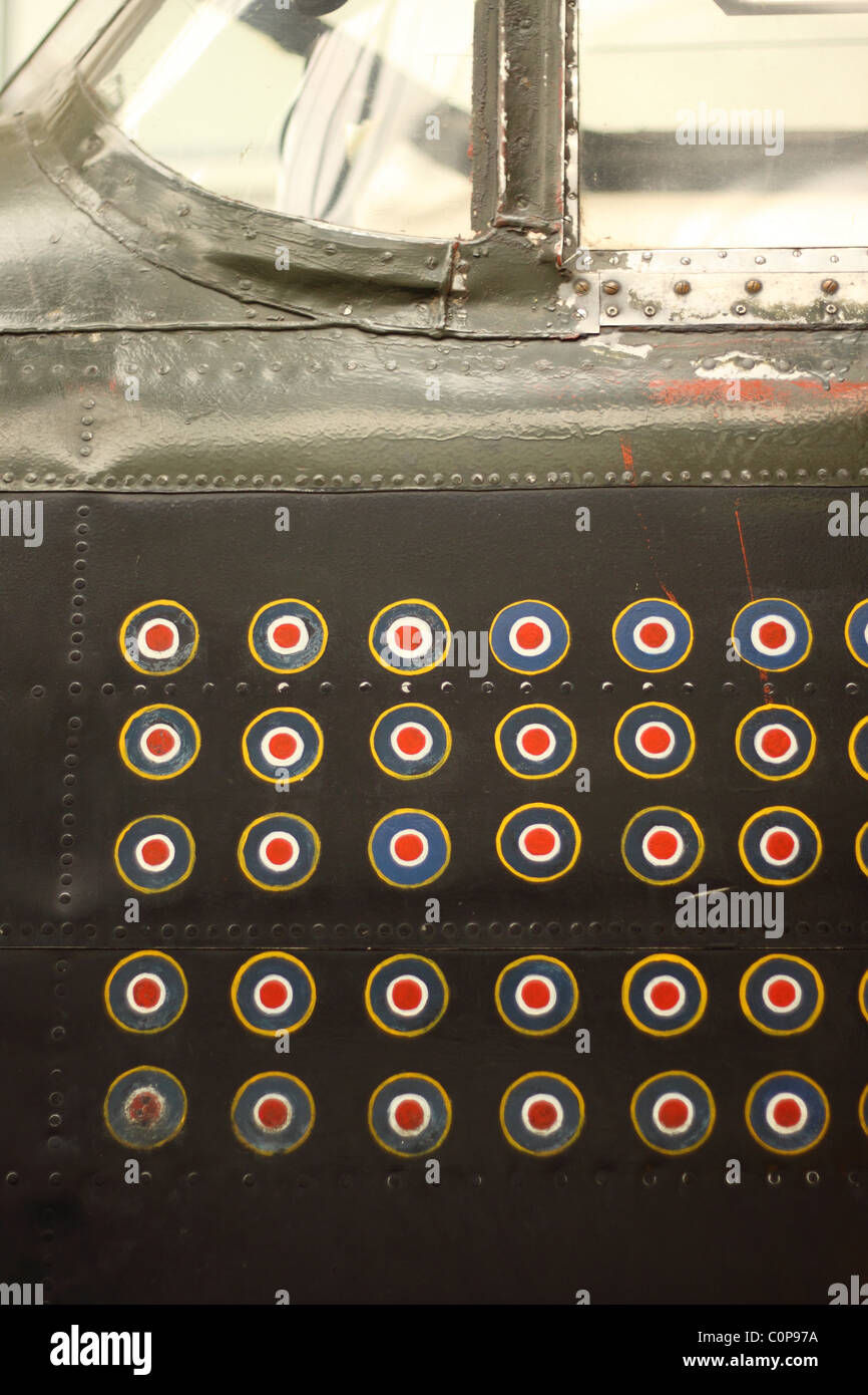 Imperial War Museum Avro Lancaster Bomber Command de la RAF avec WW2 marquages mission fonctionnement Banque D'Images