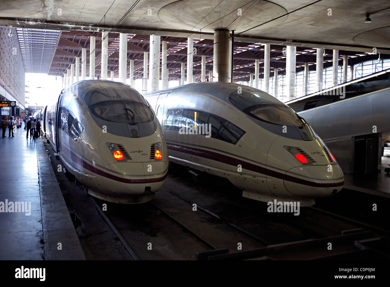 Train à grande vitesse AVE à Puerta de la gare d'Atocha. Madrid. Banque D'Images