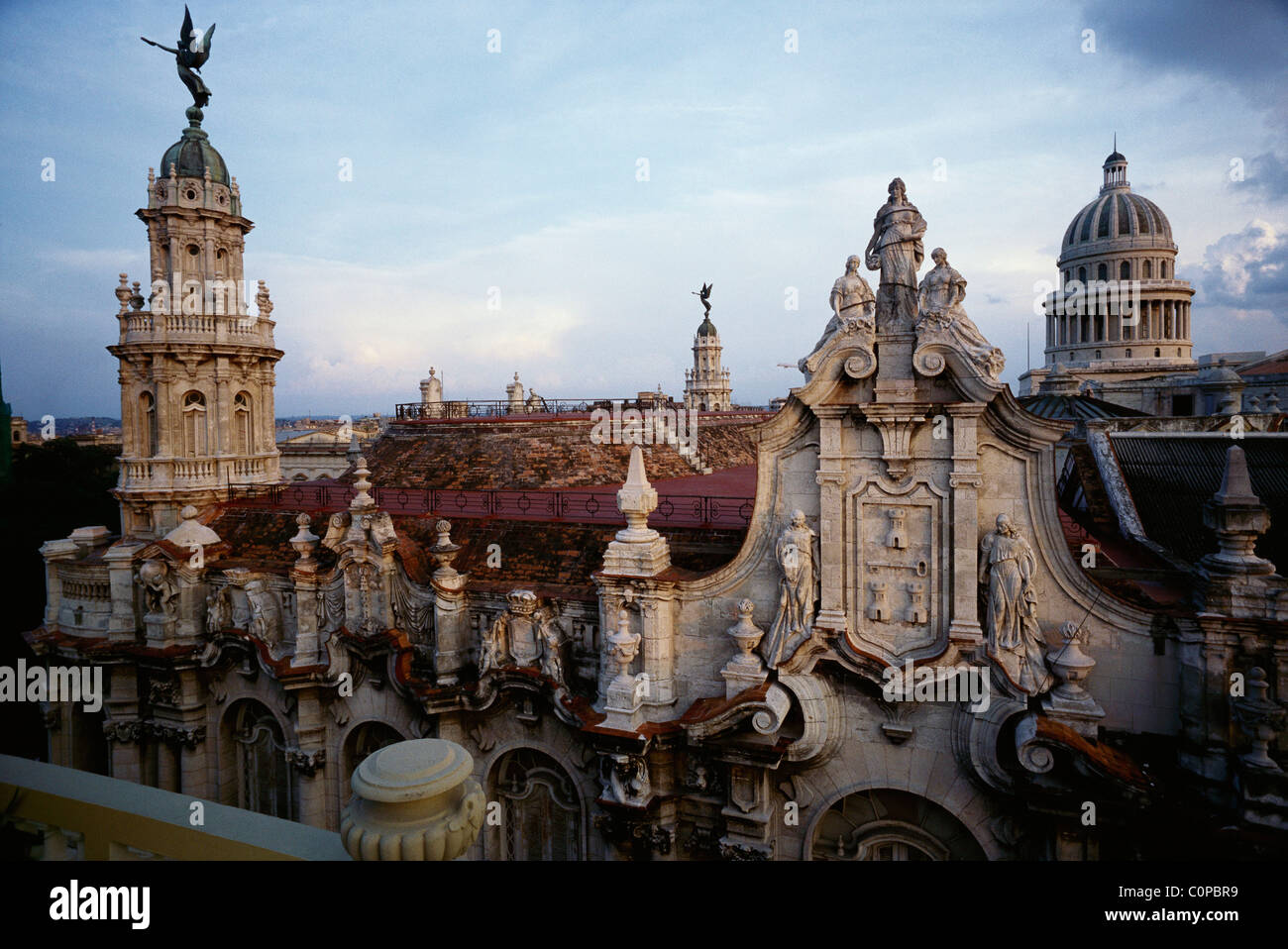 La Havane. Cuba. Vue sur le toit du Gran Teatro de la Habana, et le dôme de la Capitolio (droite). Banque D'Images