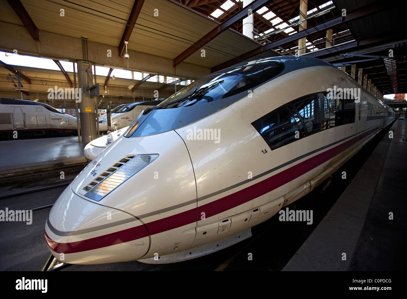 Train à grande vitesse AVE à Puerta de la gare d'Atocha. Madrid. Banque D'Images