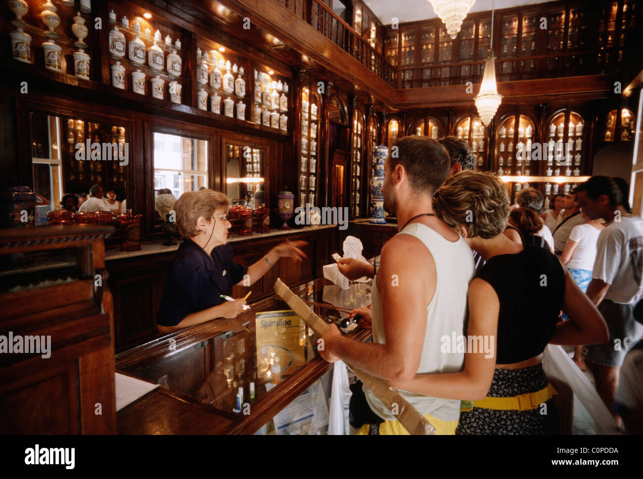 La Havane. Cuba. Farmacia Taquechel, restauré 19ème c réputation sur la Calle Obispo, La Habana Vieja. Banque D'Images