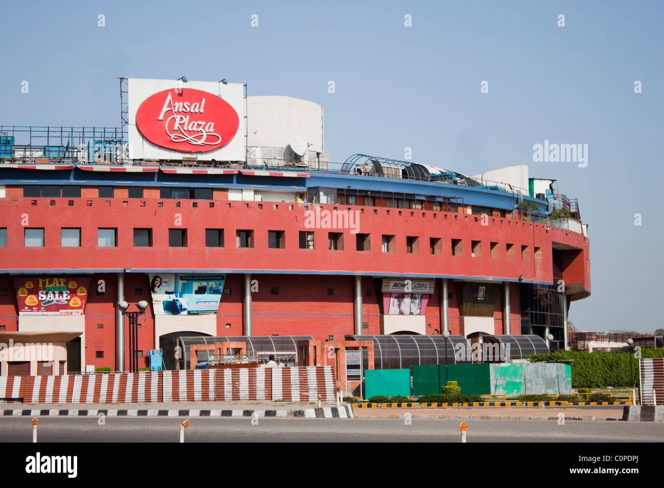 Façade d'un centre commercial à l'arrière-plan, Ansal Plaza, New Delhi, Inde Banque D'Images