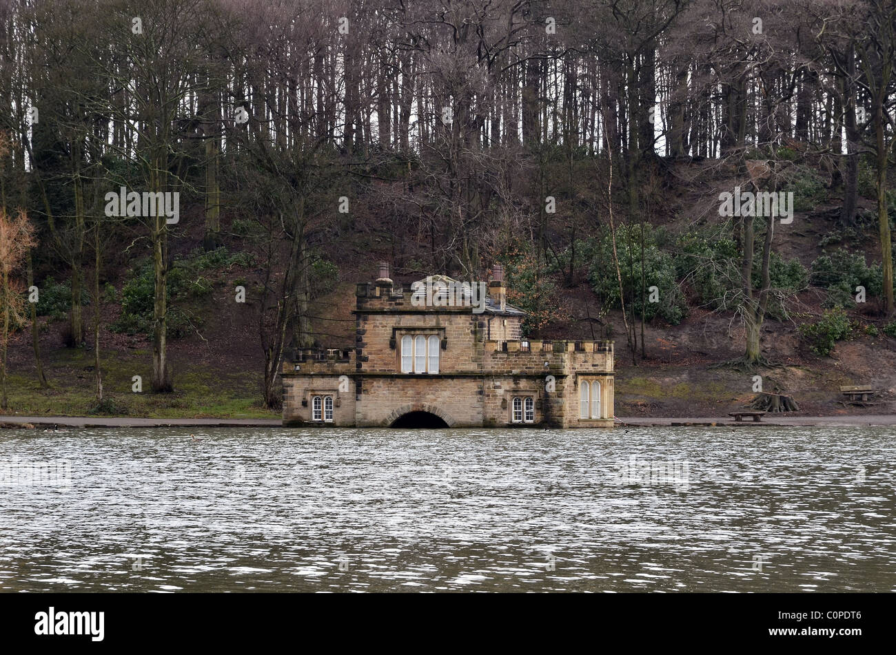 L'ancien hangar à bateaux de Newmillerdam près de Wakefield, West Yorkshire, Royaume-Uni Banque D'Images