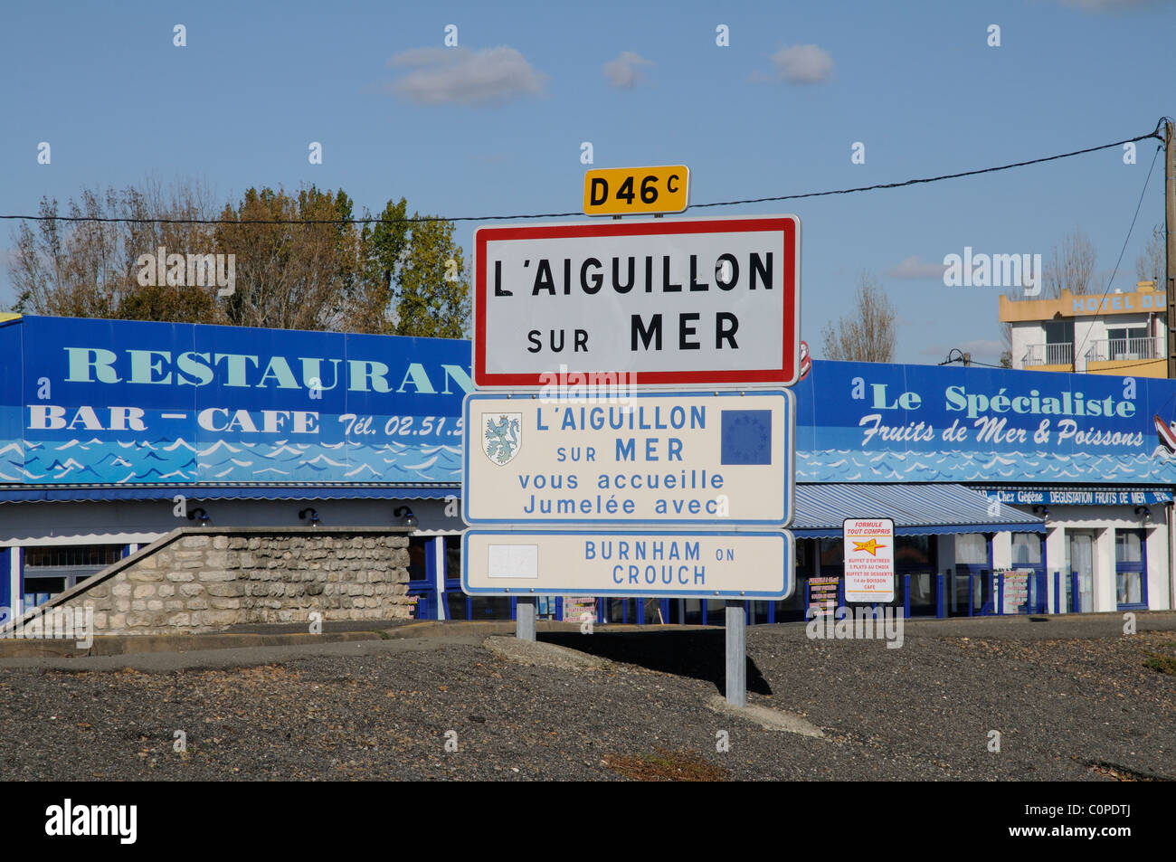 Le port de l'Aiguillon sur Mer en Vendée de l'ouest de la France et de l'UE jumelages panneau de signalisation Banque D'Images