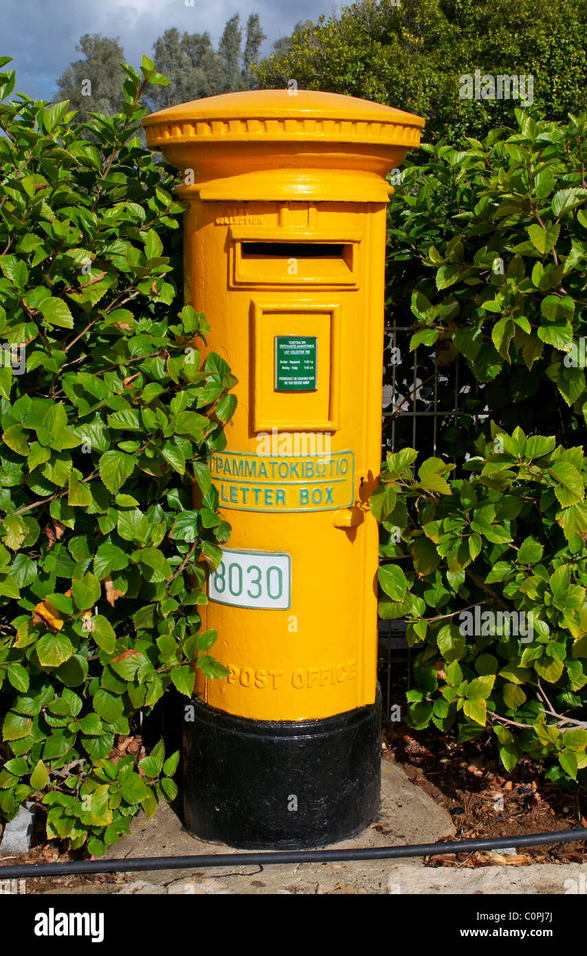 Un jaune vif Post Box dans la ville de Paphos à Chypre Banque D'Images