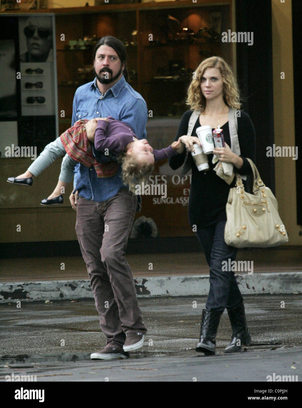 Dave Grohl a une promenade dans Bel-Air avec fille Violet Maye Grohl et seconde femme Jordym Blum Los Angeles, Californie - Banque D'Images