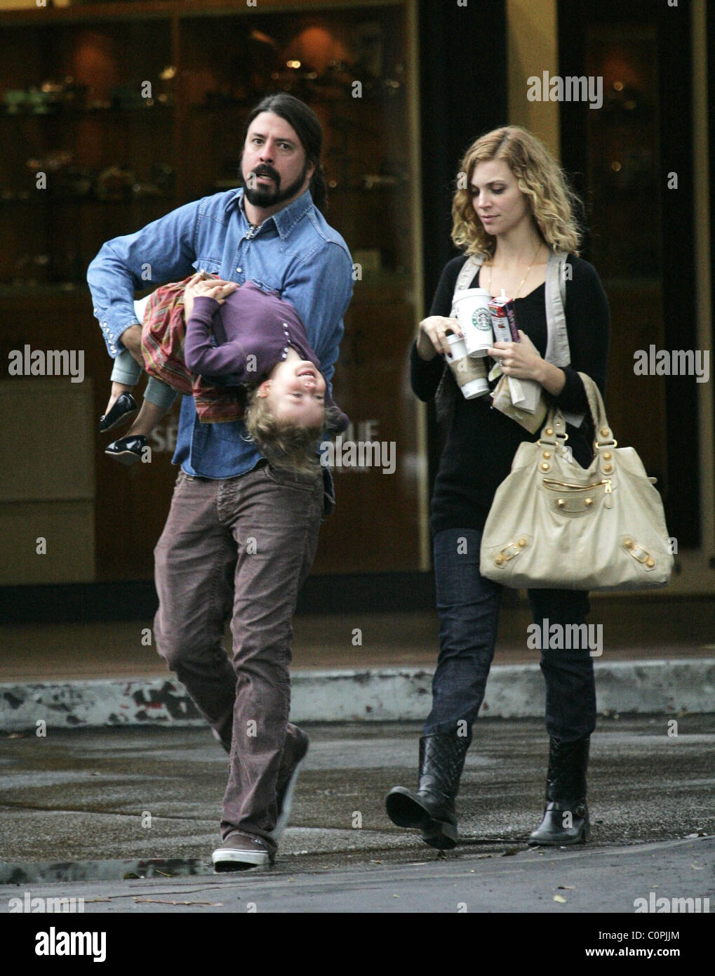 Dave Grohl a une promenade dans Bel-Air avec fille Violet Maye Grohl et  seconde femme Jordym Blum Los Angeles, Californie Photo Stock - Alamy