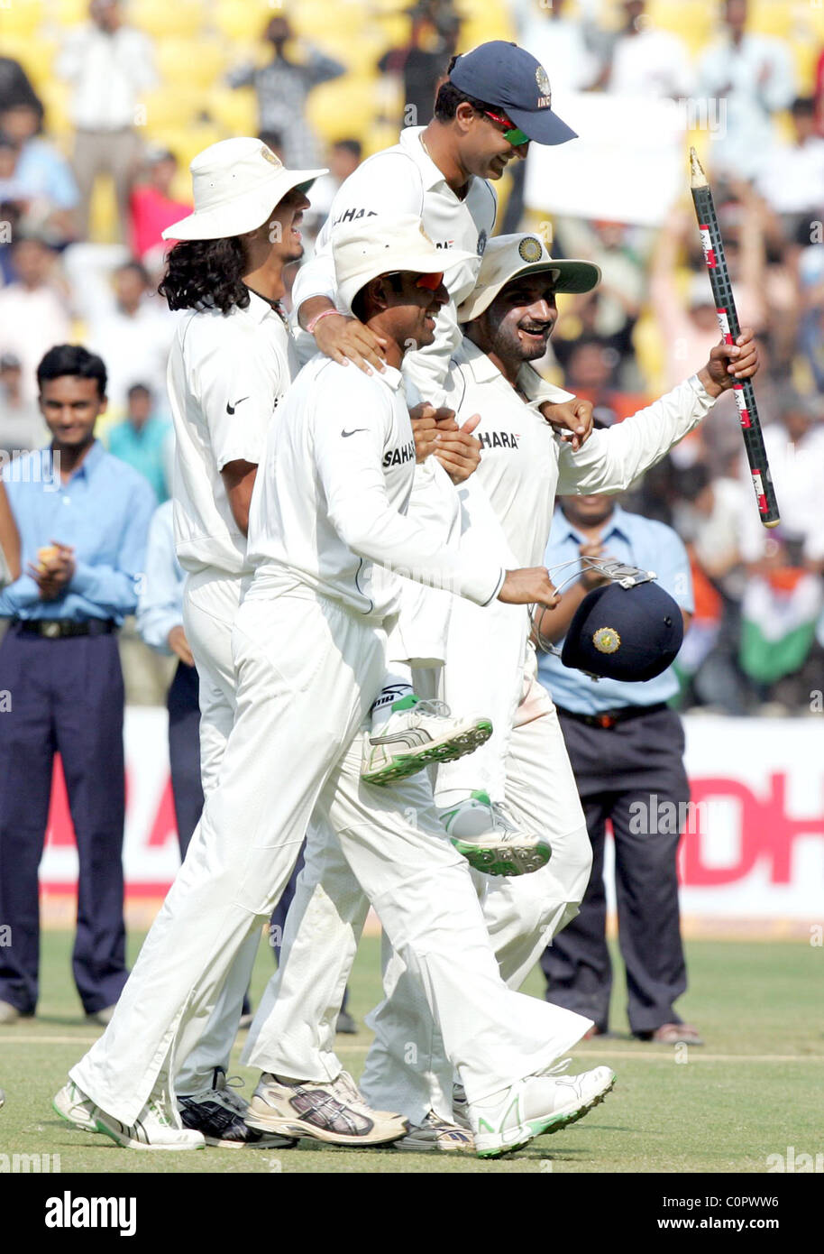 Sourav Ganguly, Harbhajan Singh, VVS Laxman et Ishant Sharma célèbrent la victoire de l'Inde à l'encontre de l'Australie par 172 s'exécute dans le dernier Banque D'Images